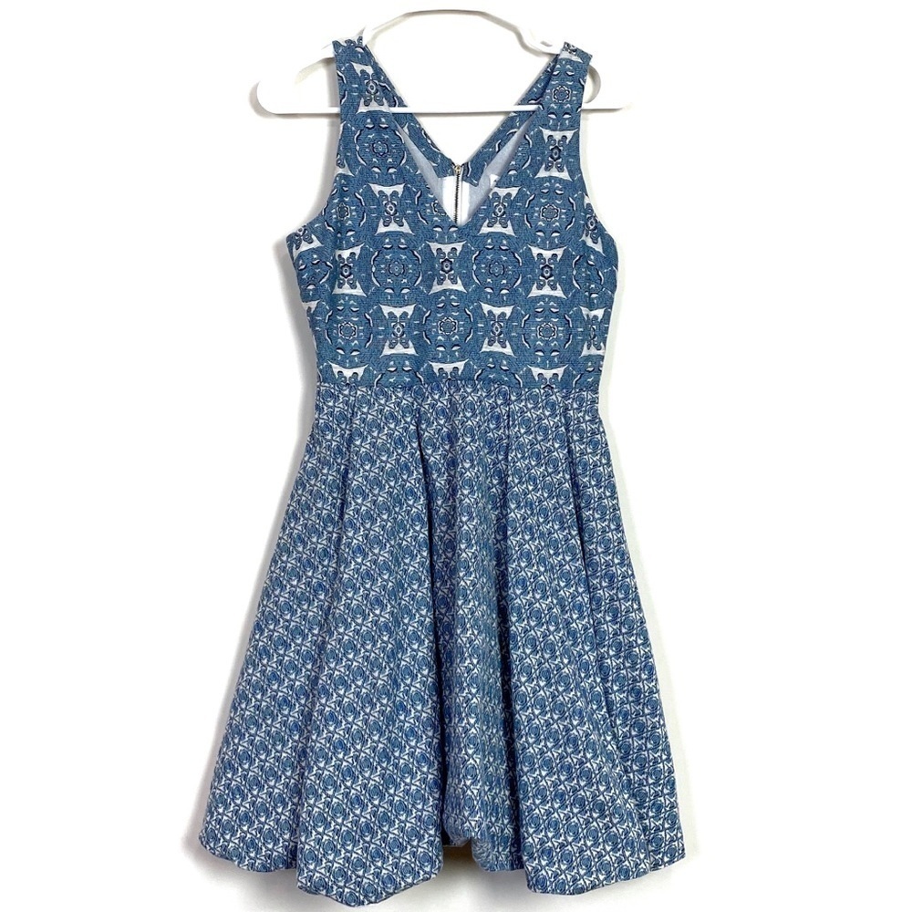 Allison Collection NY Medallion Print Dress Size S Blue V-Neck Sleeveess